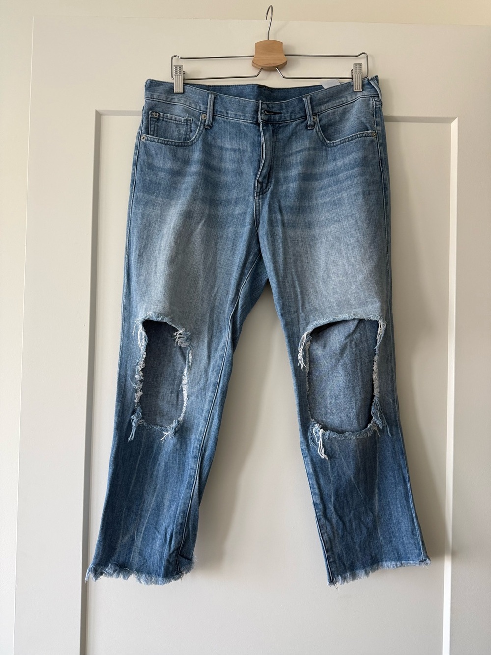 Women’s True Religion Cropped Straight Light Blue Denim Jeans with rips